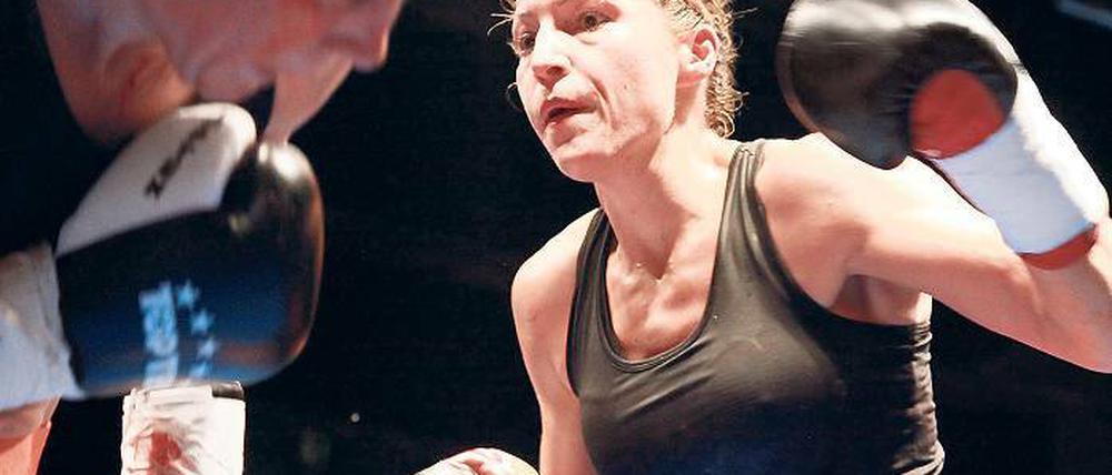 Hau drauf. Ramona Kühne wollte den Knockout gegen Doris Köhler erzwingen, verlor dabei aber die Lockerheit in ihren Aktionen und damit auch die Präzision bei den Schlägen.