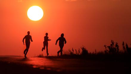 Wenn es über 30 Grad warm ist, sollten Jogger lieber abends oder morgens laufen.