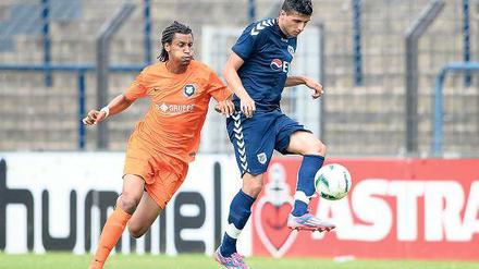 Mit Größe und Ruhe am Ball. Erdal Akdari (l., hier im Test gegen Inter Leipzig) gehört zu den neuen Gesichtern beim Regionalligisten SV Babelsberg 03. Der Innenverteidiger ist heiß auf das erste Heimspiel am kommenden Samstag und die gesamte Saison und sagt: „Wir werden richtig gut sein.“