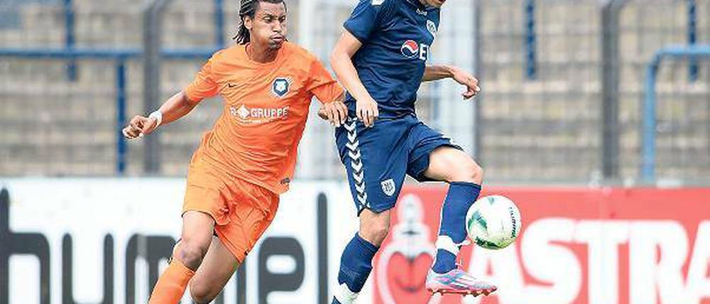 Mit Größe und Ruhe am Ball. Erdal Akdari (l., hier im Test gegen Inter Leipzig) gehört zu den neuen Gesichtern beim Regionalligisten SV Babelsberg 03. Der Innenverteidiger ist heiß auf das erste Heimspiel am kommenden Samstag und die gesamte Saison und sagt: „Wir werden richtig gut sein.“