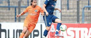 Mit Größe und Ruhe am Ball. Erdal Akdari (l., hier im Test gegen Inter Leipzig) gehört zu den neuen Gesichtern beim Regionalligisten SV Babelsberg 03. Der Innenverteidiger ist heiß auf das erste Heimspiel am kommenden Samstag und die gesamte Saison und sagt: „Wir werden richtig gut sein.“