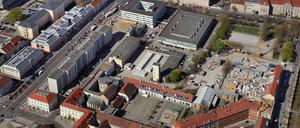 Das Areal der Alten Feuerwache – in der Bildmitte unten ist der Turm zu sehen – soll zum Wohnquartier werden. Die Wache soll noch im Herbst abgerissen werden.