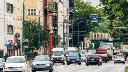 Die viel befahrene Zeppelinstraße: Potsdams Bauverwaltung will die Straße von vier auf drei Fahrspuren verengen – eine Spur je Richtung und eine wechselseitige Mittelspur sind vorgesehen. Der umstrittene Plan soll die Abgase in der Straße reduzieren.