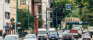 Die viel befahrene Zeppelinstraße: Potsdams Bauverwaltung will die Straße von vier auf drei Fahrspuren verengen – eine Spur je Richtung und eine wechselseitige Mittelspur sind vorgesehen. Der umstrittene Plan soll die Abgase in der Straße reduzieren.