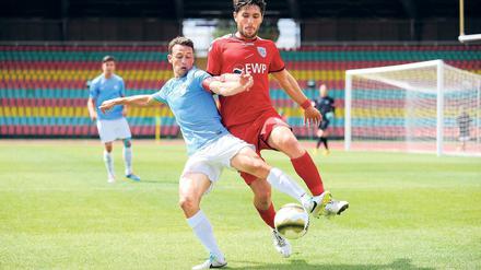 Neu-Babelsberger trifft auf Ex-Babelsberger. Andis Shala (r.) stürmt seit dieser Saison für Nulldrei und kämpft hier gegen Ümit Ergirdi, der von 2008 bis 2010 beim SVB kickte, um den Ball. Der wuchtige Angreifer Shala hatte in der Partie gegen Viktoria mehrere gute Chancen, ein Tor zu erzielen.