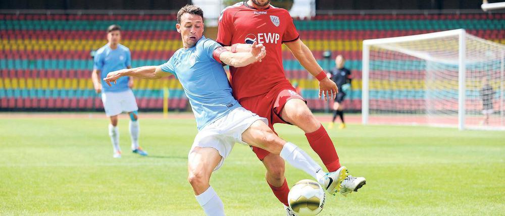 Neu-Babelsberger trifft auf Ex-Babelsberger. Andis Shala (r.) stürmt seit dieser Saison für Nulldrei und kämpft hier gegen Ümit Ergirdi, der von 2008 bis 2010 beim SVB kickte, um den Ball. Der wuchtige Angreifer Shala hatte in der Partie gegen Viktoria mehrere gute Chancen, ein Tor zu erzielen.