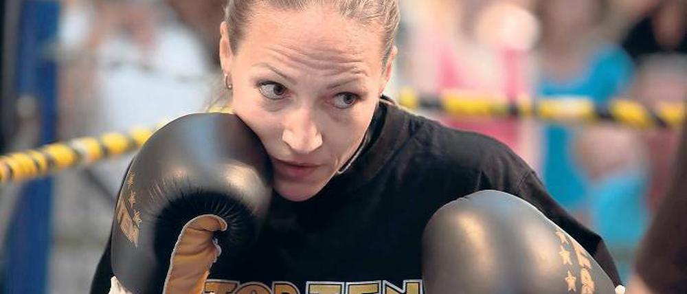 Fokussiert. Ramona Kühne trifft am Samstag in der Metropolis-Halle auf die frühere Box- Europa- und Kickbox-Weltmeisterin Doris Köhler. Ihren letzten Kampf bestritt die Brandenburgerin Kühne im März 2014 in der MBS-Arena am Luftschiffhafen. Dort bezwang sie die Ungarin Gina Chemie und feierte damit den 22. Sieg in ihrem Profifight Nummer 23.