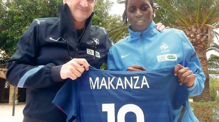 Marina Makanza mit Bruno Bini. Der ehemalige Nationaltrainer hat die Spielerin einst für Frankreichs U 17 entdeckt, weiter gefördert und zu einer aktuellen Nationalspielerin gemacht.