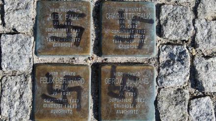 Beschmierte Stolpersteine: Spuren eines rechtsextremistischen Anschlags in Zossen.