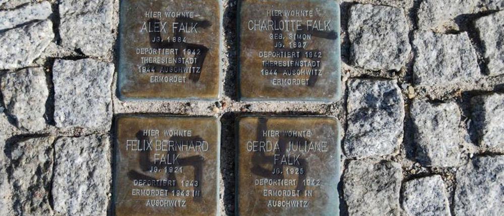 Beschmierte Stolpersteine: Spuren eines rechtsextremistischen Anschlags in Zossen.