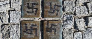 Beschmierte Stolpersteine: Spuren eines rechtsextremistischen Anschlags in Zossen.