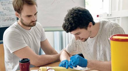 Neu in Neuruppin. Als Patient assistiert der Medizinstudent Fabian Schipmann (l) seinem Kommilitonen Daniel Meretz beim Blutabnehmen während einer Prüfung. Die Medizinische Hochschule Theodor Fontane bildet erstmals 48 Mediziner aus.