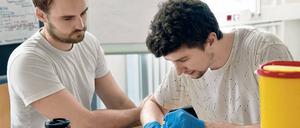 Neu in Neuruppin. Als Patient assistiert der Medizinstudent Fabian Schipmann (l) seinem Kommilitonen Daniel Meretz beim Blutabnehmen während einer Prüfung. Die Medizinische Hochschule Theodor Fontane bildet erstmals 48 Mediziner aus.