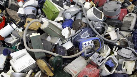 Wenn Elektroschrott illegal entsorgt wird, können Schadstoffe freigesetzt werden, die beispielsweise in den Boden gelangen.