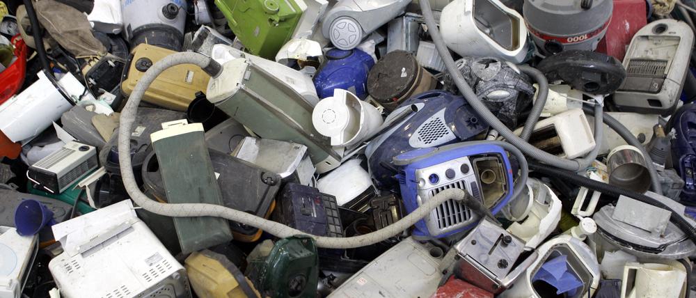 Wenn Elektroschrott illegal entsorgt wird, können Schadstoffe freigesetzt werden, die beispielsweise in den Boden gelangen.