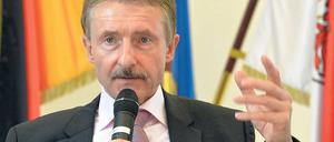 Gegen Bargeld für Asylbewerber: Brandenburgs Innenminister Karl-Heinz Schröter (SPD) sorgt mit seinem neuen Vorstoß in der Asyl-Debatte für Diskussionen. Selbst seine eigene Partei ist nicht von seinem Vorstoß begeistert.