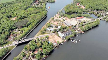 Neben der Neu Fahrländer Südbrücke (l.) müsste eine Trambrücke gebaut werden, die Nordbrücke könnte die Tramtrasse aufnehmen.