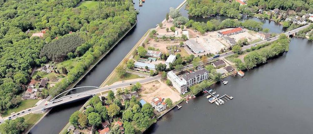 Neben der Neu Fahrländer Südbrücke (l.) müsste eine Trambrücke gebaut werden, die Nordbrücke könnte die Tramtrasse aufnehmen.