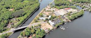 Neben der Neu Fahrländer Südbrücke (l.) müsste eine Trambrücke gebaut werden, die Nordbrücke könnte die Tramtrasse aufnehmen.