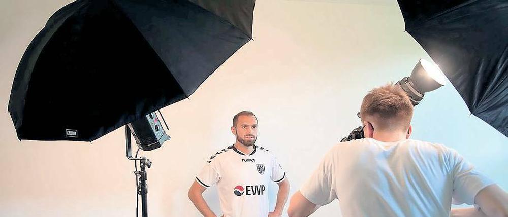 Bilal Cubukcu, hier beim Fotoshooting vor wenigen Tagen, bereitet sich mit dem SV Babelsberg 03 auf die neue Saison vor.