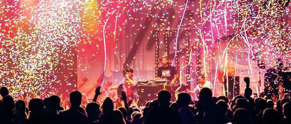 Konfettiregen. Rapper MC Fitti beim Sommerfest des HPI.