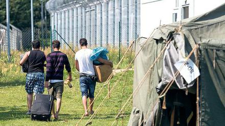 Völlig überfüllt: Die brandenburgische Erstaufnahmeeinrichtung für Asylbewerber in Eisenhüttenstadt ist völlig überlastet. Um die Flüchtlinge überhaupt unterbringen zu können, wurden nun sogar Zeltstädte errichtet.