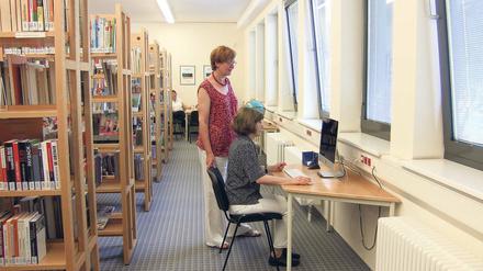 Letzter prüfender Blick. Bibliotheksleiterin Anke Fichtmüller und ihre Kollegin Christiane Grahlow freuen sich, dass die PC-Arbeitsplätze bald aus dem Gang verschwinden.