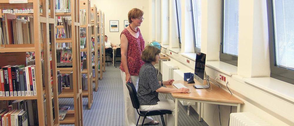 Letzter prüfender Blick. Bibliotheksleiterin Anke Fichtmüller und ihre Kollegin Christiane Grahlow freuen sich, dass die PC-Arbeitsplätze bald aus dem Gang verschwinden.