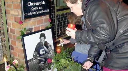 Gedenken in Eberswalde. Der Angolaner Amadeu Antonio war 1990 das erste Todesopfer rassistisch motivierter Gewalt nach der Wende in Ostdeutschland.