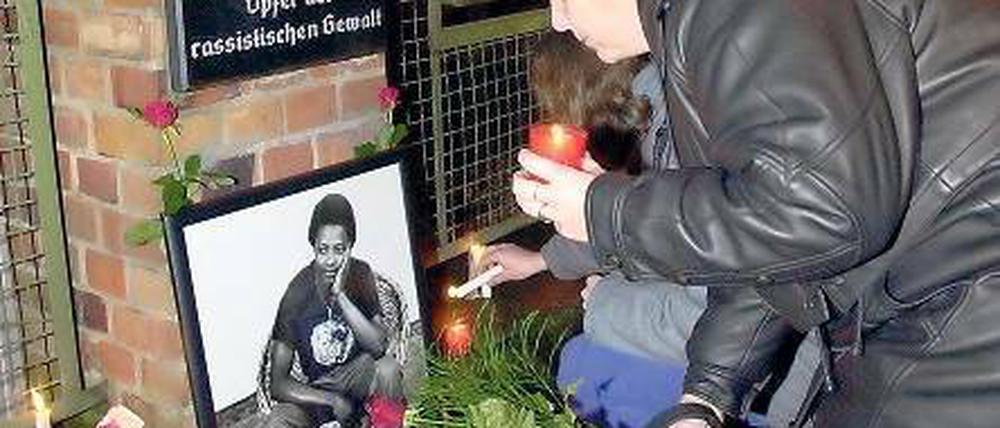 Gedenken in Eberswalde. Der Angolaner Amadeu Antonio war 1990 das erste Todesopfer rassistisch motivierter Gewalt nach der Wende in Ostdeutschland.