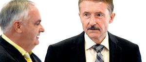 Kurskorrektur. Brandenburgs Innenminister Karl-Heinz Schröter (SPD, r.) und der neue Polizeipräsident Hans-Jürgen Mörke wollen bei der Polizeireform nachbessern. Die Zahl der Polizisten soll wieder steigen.