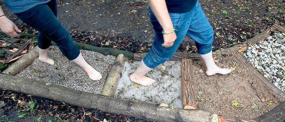 Im Test: Der neu angelegte Barfußpfad an der Haeckelstraße.