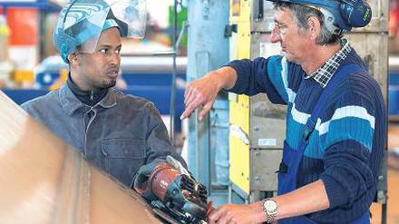 Chance für Flüchtlinge. Gerade im Handwerk bleiben viele Stellen unbesetzt. Asylbewerber könnten diese Lücke füllen. In einigen Regionen wird davon schon Gebrauch gemacht.