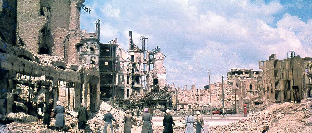 Trümmerfrauen. „Women at work“ – Frauen bei der Arbeit – nannte Cecil F. S. Newman dieses Bild von Frauen, die den Schutt beiseiteräumen.