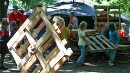 Die Stadt der Kinder: 150 Kinder bauen im Nuthewäldchen in Potsdam eine Stadt aus Holz.
