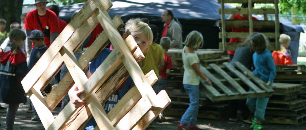 Die Stadt der Kinder: 150 Kinder bauen im Nuthewäldchen in Potsdam eine Stadt aus Holz.