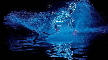 Sportler im Lichterschein. Die Wasserski-Illumination sorgt für spektakuläre Bilder auf dem Caputher Gemünde. 30 Sportler sind beim Fährfest auf dem Wasser.