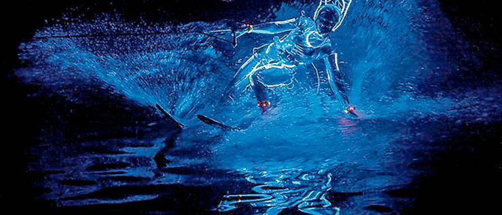 Sportler im Lichterschein. Die Wasserski-Illumination sorgt für spektakuläre Bilder auf dem Caputher Gemünde. 30 Sportler sind beim Fährfest auf dem Wasser.