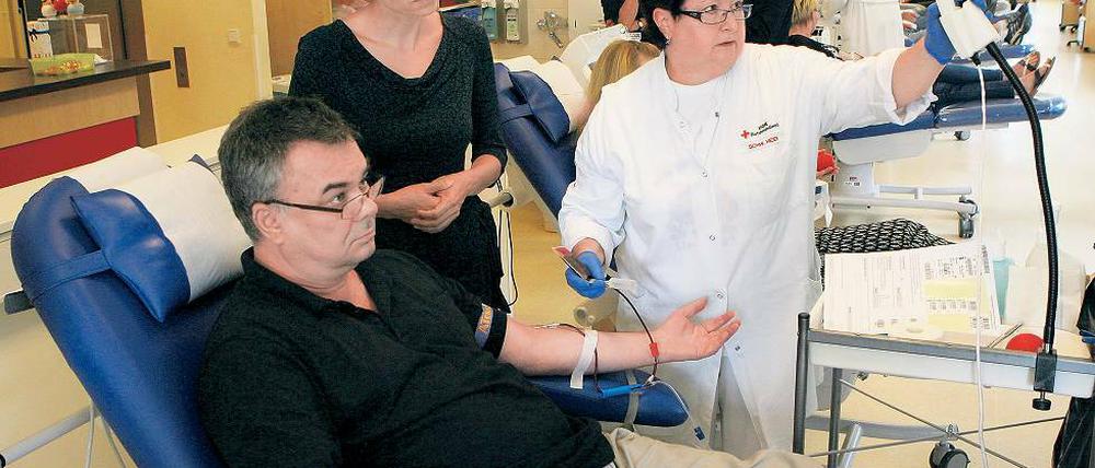 Angepiekst. Diana Golze (Mitte) besuchte das Blutspendezentrum.