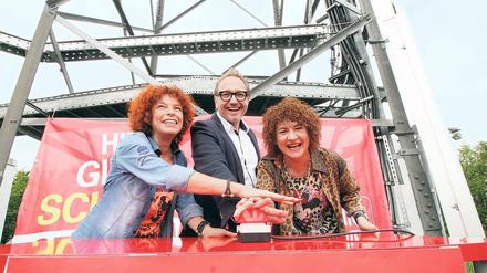 Sendestart. Radiochef Oliver Dunk und das Golmer Schlagerduo „Cora“.