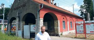 Mann mit Bahnhof. Maik Nadolny hat das Haus vor zwei Jahren gekauft. Der Innenausbau ist fast fertig, auch die Seitenwände sollen demnächst wieder im frischen Rot erstrahlen. Im Saal stellt der Verein für Ortsgeschichte seine Bahnhofsbilder aus.