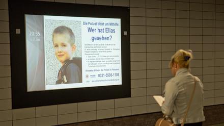 Auf großen digitalen Infotafeln wird seit Montag im Bahnhof Friedrichstraße in Berlin nach dem vermissten Elias gesucht. Seit Tagen suchen Polizei und freiwillige Helfer in Potsdam nach dem vermissten sechsjährigen Jungen.