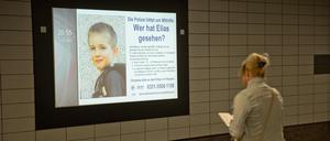 Auf großen digitalen Infotafeln wird seit Montag im Bahnhof Friedrichstraße in Berlin nach dem vermissten Elias gesucht. Seit Tagen suchen Polizei und freiwillige Helfer in Potsdam nach dem vermissten sechsjährigen Jungen.