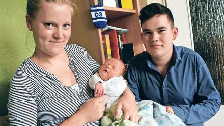 Der Erste trifft Nummer 500. Nikolaus Rasch war das erste Baby, das im „Apfelbaum“ zur Welt kam. Er traf am Samstag auf Karla und ihre Mutter Geertje Kretschmann.