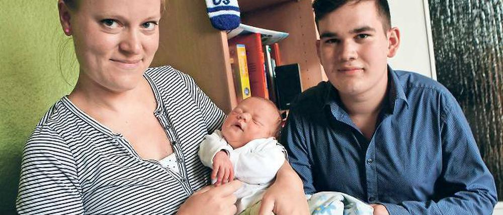 Der Erste trifft Nummer 500. Nikolaus Rasch war das erste Baby, das im „Apfelbaum“ zur Welt kam. Er traf am Samstag auf Karla und ihre Mutter Geertje Kretschmann.