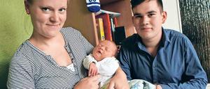 Der Erste trifft Nummer 500. Nikolaus Rasch war das erste Baby, das im „Apfelbaum“ zur Welt kam. Er traf am Samstag auf Karla und ihre Mutter Geertje Kretschmann.