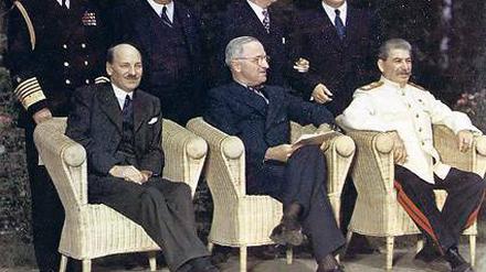 Nach Churchills Abwahl kam Attlee (l.) nach Potsdam, Josef Stalin konnte sich durchsetzen.