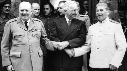Das Foto vom Juli 1945 zeigt (v.l.) den britischen Premierminister Winston Churchill, den amerikanischen Präsidenten Harry S. Truman und den sowjetischen Regierungschef Josef Stalin während der Postdamer Konferenz vor Schloss Cecilienhof.