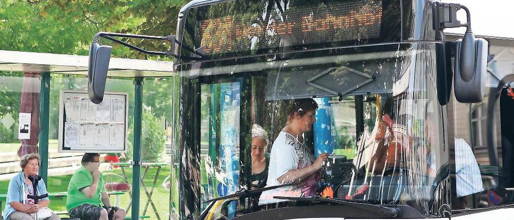 Teuer für den Kreis. Von der Stadt Potsdam gibt es für die Busse aus dem Umland, die wie hier am Platz der Einheit halten, 80 Cent pro Kilometer. Kostendeckend wären etwa zwei Euro. Der Landkreis kann sich nur eine leichte Taktverdichtung leisten.