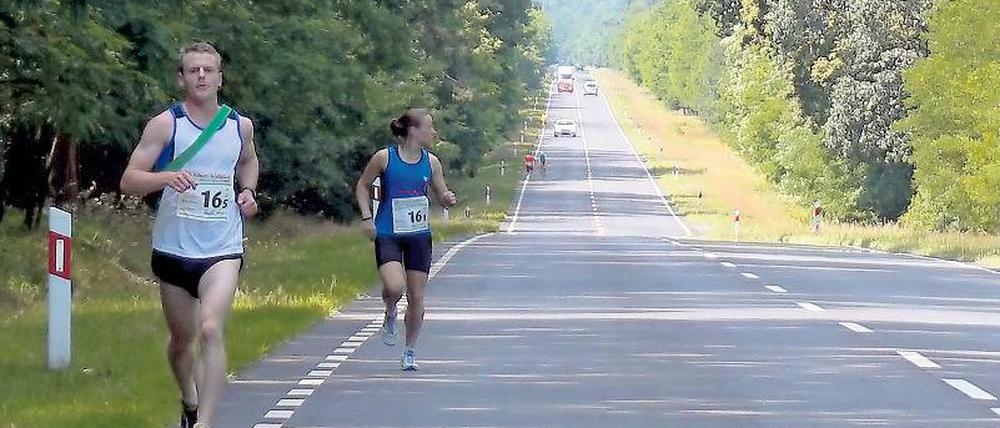 Es ist ein langer Weg. 54 Staffeln liefen von Cottbus nach Zielona Gora. Immer am Straßenrand entlang. Immer wieder gewinnt ein Team aus Polen.